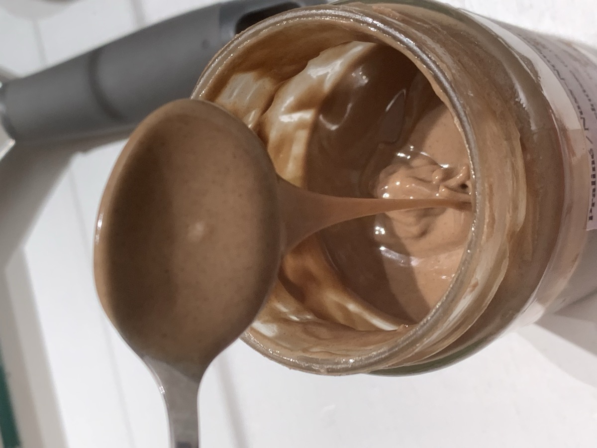 Fließendes Mandelmus in goldener Textur